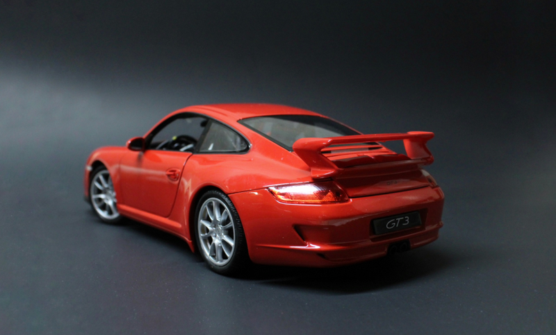 Illustration for article titled 1:18 Scale Porsche 997 GT3 by Welly